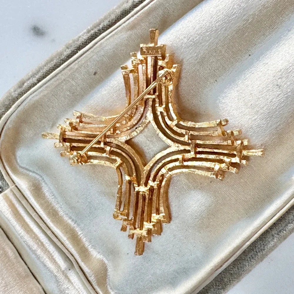 Crown Trifari Gold Tone Abstract Starburst Brooch‎ Pin Textured Maltese Cross